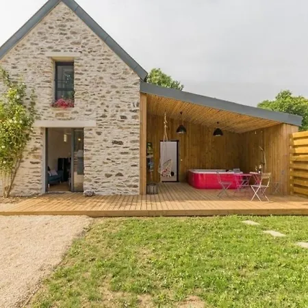 House De Pierres Et De Plumes