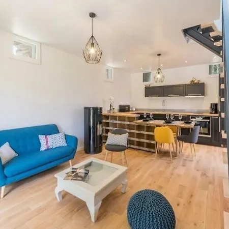 بيت للعطل House De Pierres Et De Plumes